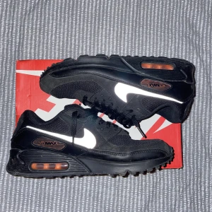 Air Max 90s - Airmax 90 i gott skick, Använda ett fåtal gånger  Storlek: 42,5  Finns att hämta i sollentuna, kan även mötas upp i Tc!