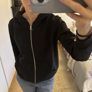 Snygg huvtröja - Säljer en jättesnygg kofta med luva. Storlek S, säljes för 70kr