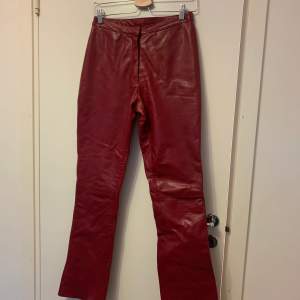 Coola röda byxor i äkta läder. Tyvärr för små :(