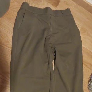 Vero moda finbyxor  - Mörkgröna byxor från Vero moda stl 32. Anvönds ett fåtal gånger och är i bra skick.