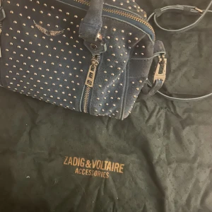 Zadig sunny bag - Säljer nu min så fina blåa Zadig Voltaire väska med nitar, får tyvärr ingen användning av den! Den finns inte kvar att köpa tror jag men den är i toppen skick! Nypris:6000❤️‍🔥skriv privat för fler bilder! Har tyvärr inga äktighetsbevis men den e såklart äkta