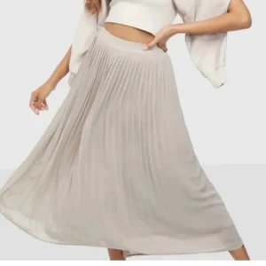 Kjol - Beige kjol i storlek S. Nästan i nyskick! Vill dock bli av med den 🫶🏻