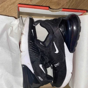 Nike 270  - Använda 2 gånger, låda finns kvar, köpta för 1495kr alltså runt 1500kr priset går att diskuteras men vill ej sälja för billigt för de är som nya, ⚠️ låda ingår ej⚠️
