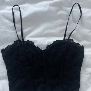 Zara korsett  - Superfin korsett med spets från zara i stl s, som ny!