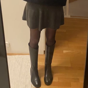 Svarta stövlar boots - Säljer mina svarta stövlar använda 1 gång, pga har köpt andra nya. Nypris 1700kr