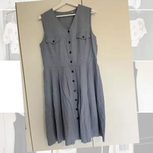 Söt blårutig klänning, köpt secondhand💛 knappar längs med framsidan och en fickor. Köparen står för frakten <333