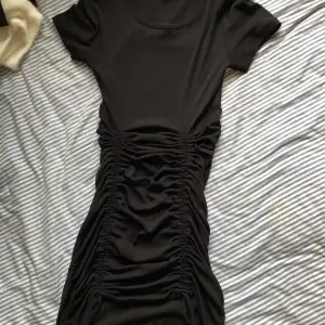 Här är en svart kläning från HM. Den ör gjord av mjukt material och har knuttar framför sig som gör att kläningen kan bli kortare och längre. Har använt det bara 1 gång. Priset går att dikotera!