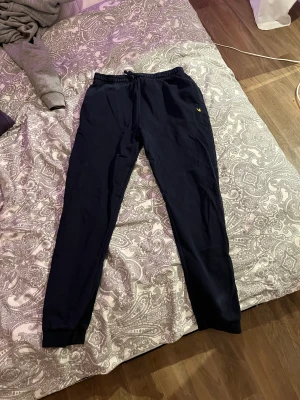 Lyle Scott Mjukis - 3 olika lyle scott byxor, pris per par 100kr/st, Grå, Svart o blå.