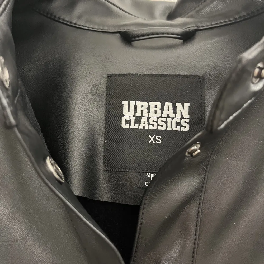 Skitsnygg läderjacka från Urban classics i storlek xs. Har använts 2 gånger och är i nyskick, säljer pga fel storlek. Priset kan diskuteras.. Jackor.