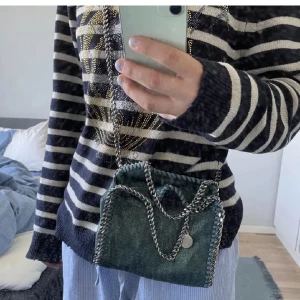 Stella McCartney väska  - Jättecool Stella McCartney väska i modellen ”Falabella Tiny Tote Bag”. Köpt för 7620 kr använt väldigt sparsamt därav i väldigt bra skick och inga defekter. Skriv privat för fler bilder.
