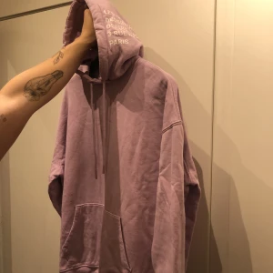 Hoodie från new yorker - Lila hoodie från new yorker. Aldrig använd. 