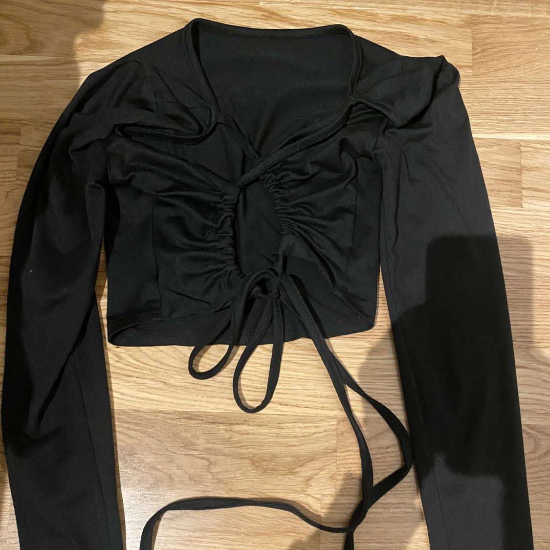 Tröja med knytning i ryggem