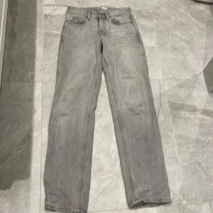 Gina Tricot jeans - Ljus grå jeans från Gina Tricot. Knappt använda.