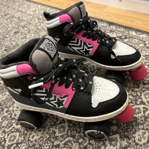 Roller skates/rullskor - Ett par rullskor i storlek 40 men skulle passa 38, 39 lika bra. Det är märket Oxelo. Dom har inga defekter alls och är som nya. Säljer då jag bara använt 1-2 gånger. Skulle vara en superbra present nu inför julen!