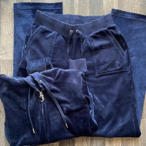 Juicy set - 🟩Byxorna är sålda, endast tröjan kvar🟩Köpt på nelly för 1199kr. Endast använd 1-2 gånger. Eftersom jag inte har byxorna kvar säljer jag tröjan billigt. Kontakta vid frågor❤️