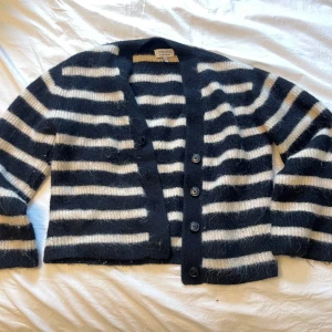 Kofta från & Other stories - Svart vit kofta från & Other stories!! Bara använt ett få par gånger 💖💖kan posta 