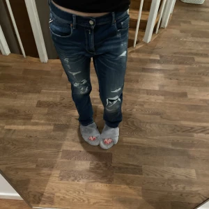Lågmidjade jeans  - Nu säljer jag mina fina låg midjade Replay jeans! De är ett par fina bootcut jeans som passar till allt, tyvärr har de blivit förstora för mig!😍