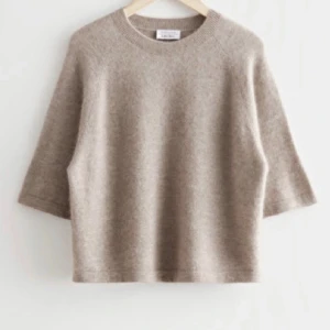 Stickad tshirt  - Stickad t-shirt från Stories, använd men i bra skick💕