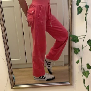 Adidas sneakers - Säljer dessa jätte snygga adidas sneakers i suveränt skick!💗🫶🏻skriv privat för mer bilder etc! Ord pris ca 600!💗 Köparen står för frakten!💗 TRYCK INTE PÅ KÖP NU!!