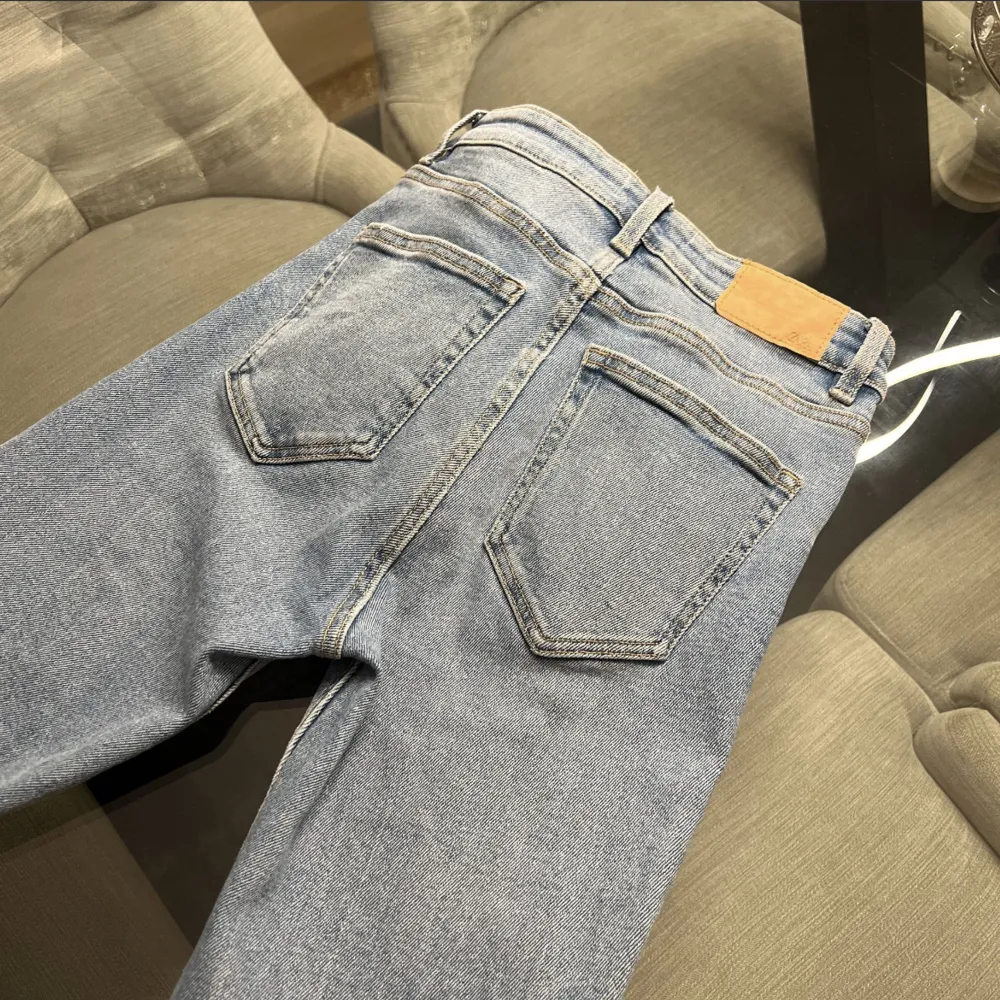 Jeans från Zara storlek 36 alltså ungefär Xs och S. Använda en gång, felfria.. Jeans & Byxor.