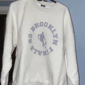 Sweatshirt  - Beige sweatshirt från gina tricot. Storlek M. Knappt använd. 200 kr + fraktkostnaden. Pris kan diskuteras.
