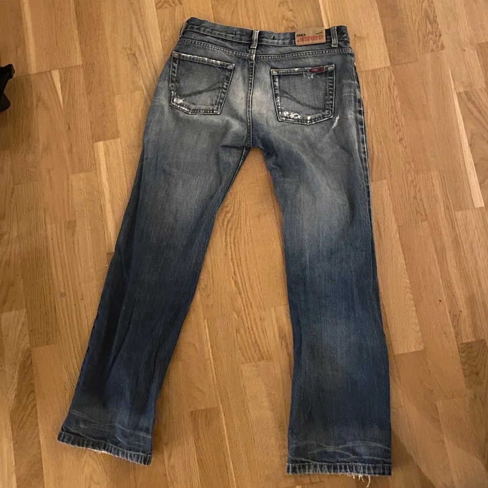 säljer dessa super snygga jeans köp second hand då de tyvärr är för korta och inte passar så bra! De står storlek 30 men skulle säga att de är ungefär storlek S ! passar inte riktigt mig i längden som är ungefär 167cm men de är inte jätte korta heller!. Jeans & Byxor.