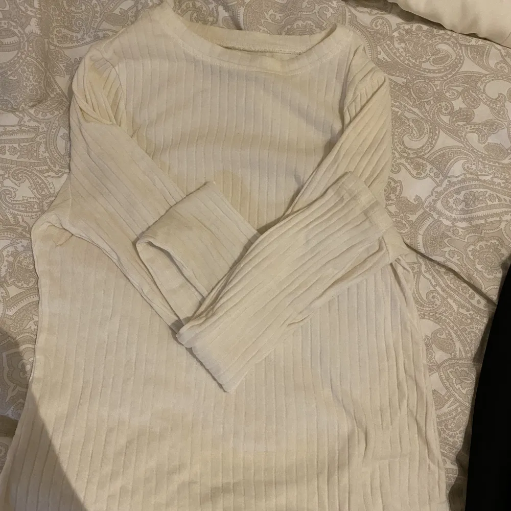 Välanvänd långärmad vit tröja med rubbning. Lite skrynklig på bild då jag inte strukit den men en jättefin tröja som är lätt att styla till allt möjligt✨. Tröjor & Koftor.