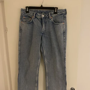 weekday low arrow light stone wash  - Lågmidjade jeans från weekday, just nu slutsålda!! Endast använda ett fåtal gånger