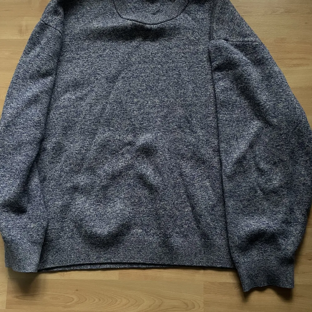 Cos sweatshirt med lite mer relaxed fit.  Storlek M men passar M/L. Inköpt för cirka ett halvår sen och ej använd pga av storlek. Tröjor & Koftor.