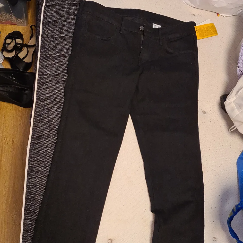 Svarta jeans som inte använda. De är lite små på mig. Inköpta på hm i hopp om att jag skulle komma i dom.. Jeans & Byxor.