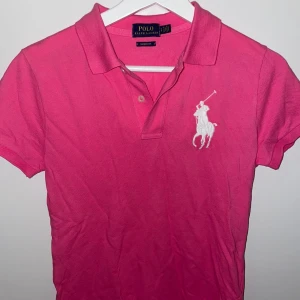 Ralph Lauren Tröja - Fin Ralph Lauren tröja. Helt oanvänd, i nyskick! ✨ Nypris cirka 1200kr. Sitter som storlek S