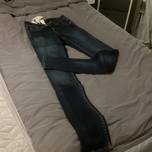 Tiger of Sweden byxor blåa💙 - Ett par helt oanvända byxor från Tiger of Sweden💙  Stl Xs-S, köpta för 1299kr🫶🏽