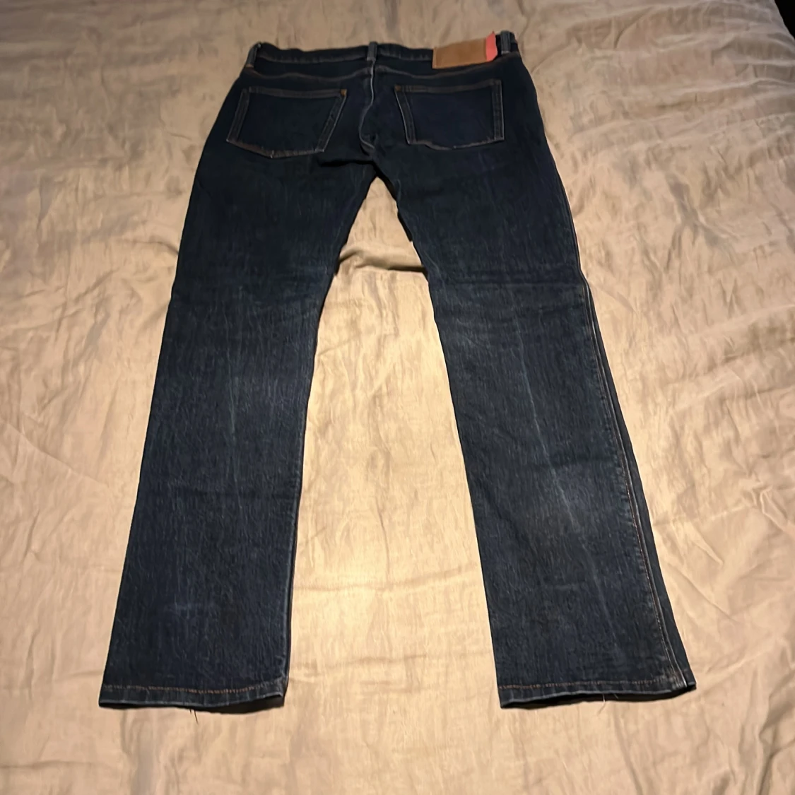 Mörk blåa Acne jeans.  - 91