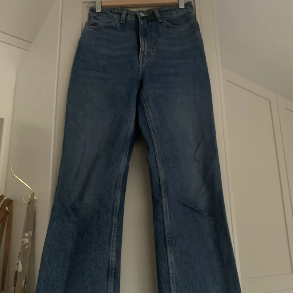Jeans från Weekday i modellen Rowe. I storlek 25/30 och väldigt fint skick☺️Har även samma modell och storlek i en ljusare färg💙. Jeans & Byxor.
