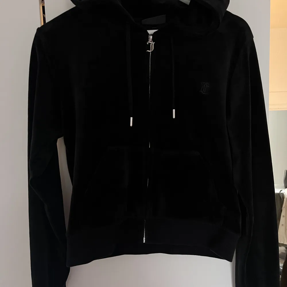 Juicy Couture zip i färgen ”black”. Är i stl L men sitter snyggt på en S,M då koftorna just är små i storleken. Endast använd ett fåtal gånger. Nypris 1200kr. Obs lånade bilder.. Tröjor & Koftor.