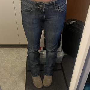Tommy hilfiger jeans som väldigt lågmidjade köpt second hand passar xs-s bootcut!💓