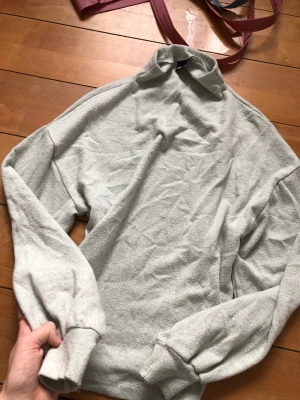 Grön tröja - Ljus grön tröja från gina . Frakt tillkommer på 50kr 