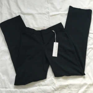 Kostymbyxor  - Helt nya långa, midwaisted/lowwaisted kostymbyxor från stefanel, passar till 32-34, se gärna även andra annonser 💛