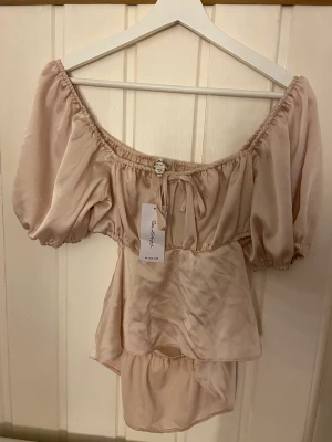 Blus från Miss selfridge - Oanvänd supersnygg blus från Miss selfridge! Köpt på ASOS för 339kr