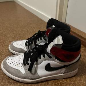 Jag har den jordan 1 smoke grey high size 42.5 som jag använder inte längre. Skor i bra skick. Ingår frakt med spårbart.