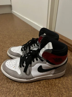 Jordan 1 Smoke Grey - Jag har den jordan 1 smoke grey high size 42.5 som jag använder inte längre. Skor i bra skick. Ingår frakt med spårbart.