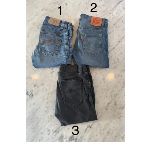 Märkesjeans  - 1: Märke: Nudie. Modell: Tube Kelly. Storlek: W-27 L-34. 2: Märke: Levis. Modell: 510 Skinny. Storlek: Junior 14. 3: Märke: Nudie. Modell: Skinny Lin. Storlek:  W-27 L-34.  ⚠️300kr/st⚠️ Hör av er för fler bilder och mått😊