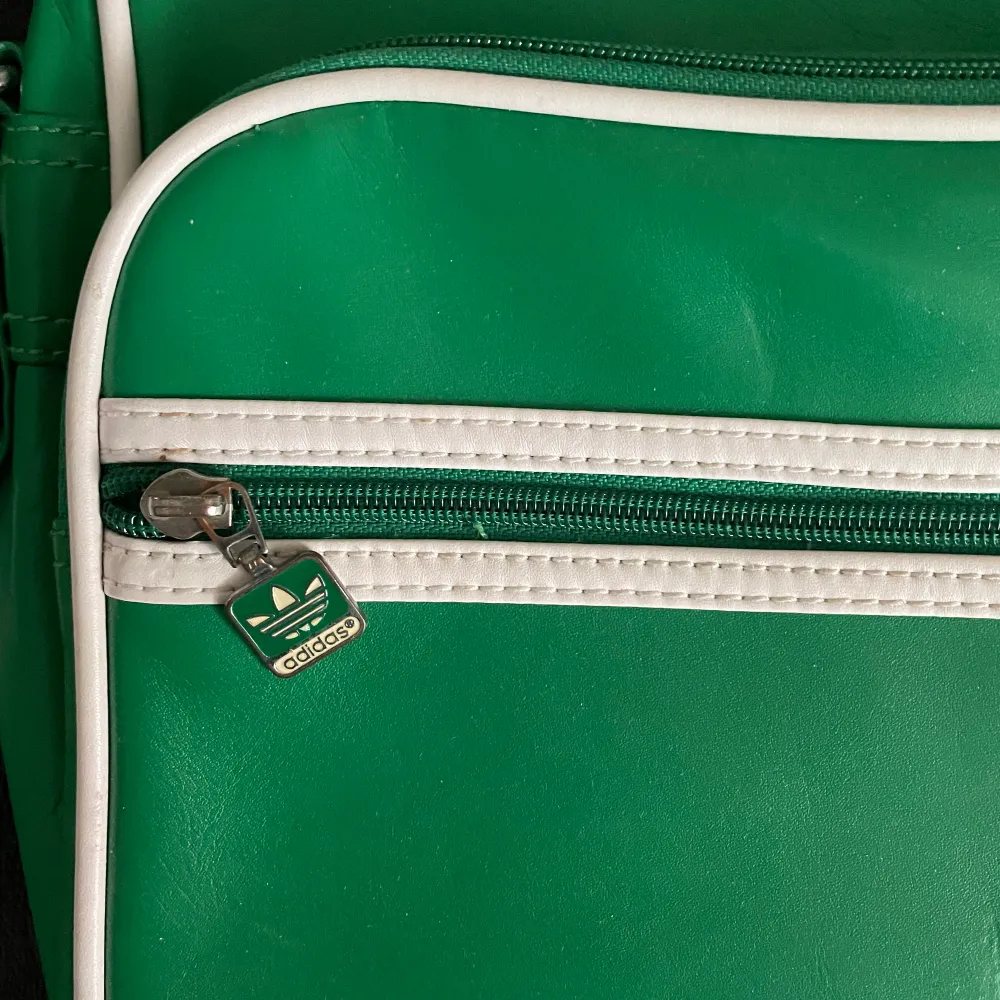 En grön snygg adidas väska som inte kommer till användning . Väskor.