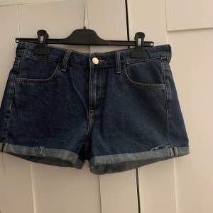 Jeansshorts från HM. Storlek 38.  Använda 1 gång.  Kan skickas om köparen står för frakten