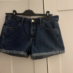Jeansshorts  - Jeansshorts från HM. Storlek 38.  Använda 1 gång.  Kan skickas om köparen står för frakten
