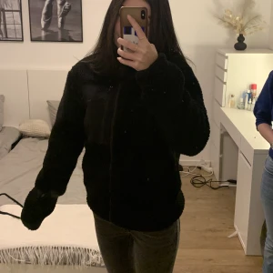 Teddy jacka - Säljer nu min Teddy jacka eftersom den inte kommer till användning, är i storlek XXS men passar upp till M. Jackan har aldrig blivit använd o är då i nyskick!!❤️ny pris 580kr