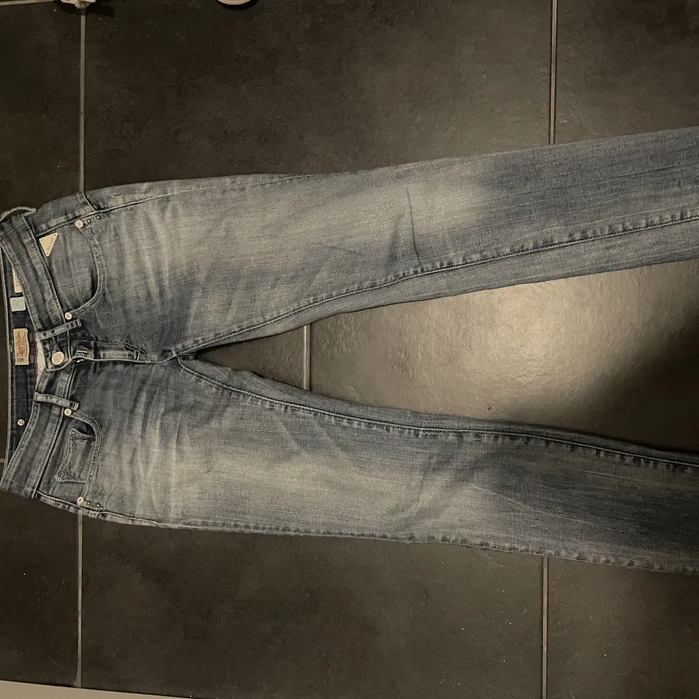 Snygga Jeans från Replay, passar mig bra i längden som är 167🌸 Ser grå/blåa ut på bilden men dom är ljusblåa, pris + frakt <3. Jeans & Byxor.