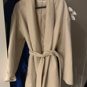 Beige kappa NAKD - Fin beige kappa från NAKD i storlek 34