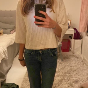 Vit Stickad t-shirt - Säljer denna vita stickade t-shirt från Mango. Mycket bra skick och använd ett fåtal gånger💕 Hör av er vid frågor! Köpte för ungefär 250kr
