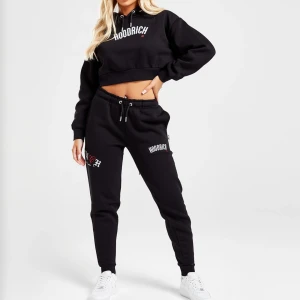 Hoodrich set Dam - Intressekoll på min  hoodrich dress, köpt i somras men fortfarande super skick inga skador eller liknande, storlek S i båda delarna, pris går alltid att diskutera, vid egna bilder och frågor tveka inte om att skriva, postar och möts upp, swish/kontant❤️